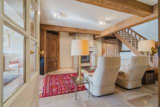 Dit <strong>karaktervolle penthouse</strong> op een <strong>absolute toplocatie</strong> combineert <strong>authentieke charme</strong> met <strong>spacieuze woonruimtes</strong> en biedt een <strong>uitzonderlijk uitzicht</strong> op zowel de <strong>Sint-Janskerk</strong> als het <strong>Groeningeplein</strong>.<br /><br />Via de <strong>inkomhal</strong>, voorzien van een <strong>gastentoilet</strong> en <strong>vestiairekast</strong>, bereikt u de <strong>leefruimte, de keuken, een praktische koele berging</strong> en een <strong>eerste slaapkamer</strong> <strong>met een vernieuwde en-suite badkamer én een prachtig verzicht op de imposante Sint-Janskerk. </strong><br />De <strong>leefruimte en keuken</strong> <strong>stralen warmte en karakter uit</strong> dankzij de <strong>authentieke balken</strong> en de <strong>haard</strong>.<br /><br />Op de <strong>bovenverdieping</strong> vindt u nog <strong>drie kamers</strong>, <strong>waarvan één</strong> met <strong>kitchenette</strong>, en een <strong>badkamer</strong>.<br />De <strong>badkamer</strong> op deze bovenverdieping is <strong>volledig ingericht</strong> en uitgerust met een <strong>toilet, douche, ligbad en badkamermeubel</strong>.<br />Op deze verdieping heeft u toegang tot <strong>beide terrassen</strong> van samen <strong>100m², uitkijkend op de Sint-Janskerk, het Groeningeplein en véél verder. </strong><br /><br />Kortom, een <strong>uitzonderlijk en ruim penthouse</strong> <strong>boordevol mogelijkheden</strong>, met <strong>twee terrassen</strong> en een <strong>schitterend panoramisch uitzicht</strong> <strong>over Kortrijk en</strong> zijn <strong>omgeving</strong>.<br />Bij het penthouse horen een <strong>ruime</strong> <strong>garagebox</strong> en een <strong>zeer ruime kelderberging</strong>.<br /><br />Richtprijs €495.000<br /><br /><strong>Interesse?<br />Contacteer </strong>Matthis 0477 804 350 - <u><strong>matthis@dekeyser.immo</strong></u>