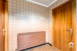 <br />Ben je op zoek naar een woning die je volledig naar eigen smaak kan renoveren en inrichten? Dan is deze halfopen bebouwing, gelegen in de Kerkhofstraat 30 te Olmen, zeker het ontdekken waard!<br /><br />De woning betreft een gelijkvloerse bebouwing en biedt dankzij haar indeling en mogelijkheden een interessante basis voor wie op zoek is naar een renovatieproject. Met de nodige werken kan je deze woning omvormen tot een comfortabele thuis die volledig aansluit bij jouw persoonlijke wensen en behoeften.<br /><br />Ook de ligging in Olmen is een mooie troef. Olmen is een deelgemeente van Balen en staat bekend om zijn landelijke karakter en groene omgeving. Je geniet er van een aangename combinatie van rust en dorpsleven, terwijl dagelijkse voorzieningen zoals winkels, scholen en lokale handelszaken in de omgeving terug te vinden zijn. Ook wie graag wandelt of fietst, kan in de omliggende natuur en het landelijke landschap volop genieten van het buitenleven.<br /><br /><strong>Troeven:</strong>
<ul><li>Gelijkvloerse woning </li><li>Garage </li><li>Interessant renovatieproject met tal van mogelijkheden</li><li>Gelegen in het landelijke Olmen</li><li>Aangename omgeving met een groen en dorps karakter</li><li>Dagelijkse voorzieningen en lokale handelszaken in de omgeving</li></ul>
Ben je op zoek naar een woning met potentieel die je volledig naar eigen smaak kan omvormen? Dan is deze gelijkvloerse halfopen bebouwing in Olmen misschien wel de ideale opportuniteit om jouw woonplannen waar te maken!