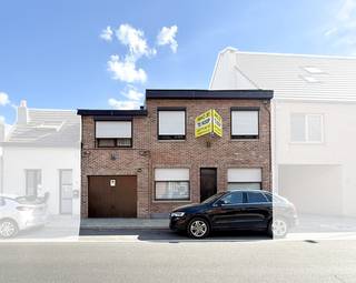 Voor deze woning kan je mogelijk genieten van een voordelige of zelfs renteloze lening om de renovatiewerken te financieren! Zo wordt jouw droomwoning misschien wel bereikbaarder dan je denkt. <br /><br />Woning op een centrale ligging in Beveren, met drie slaapkamers en een ruime garage.<br /><br />Bij het binnenkomen komt u in de leefruimte, voorzien van een gaskachel. Aansluitend bevindt zich de keuken, voorzien van voldoende kastruimte, een oven en een kookvuur. De keuken wordt ook verwarmd met een gaskachel. Verder beschikt het gelijkvloers over een wasplaats, extra berging en een ruime garage. Achteraan is er een verzorgd aangelegde koer.<br />Op de verdieping komt u in de badkamer, voorzien van bad met douchemogelijkheid, lavabomeubel en toilet. Deze geeft toegang tot twee slaapkamers. Via één van deze slaapkamers bereikt u de derde en laatste slaapkamer.<br /><br />De woning bevindt zich in de Bijlstraat, een centrale ligging in Beveren. Winkels, scholen, horeca en openbaar vervoer bevinden zich in de nabije omgeving, terwijl ook de belangrijkste verbindingswegen vlot bereikbaar zijn.<br /><br />Voor deze woning geldt de renovatieverplichting, aangezien de woning momenteel over een EPC-label E beschikt.<br /><br />Interesse? Plan dan snel uw bezoek in via info@immo-jet.be of neem contact met ons op via 03 775 44 10.