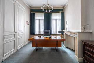 <p>Authentieke herenwoning op een toplocatie in Deurne<br /><br />In een rustige en aangename straat in Deurne bevindt zich deze karaktervolle herenwoning, een bijzonder pand voor wie op zoek is naar ruimte, authenticiteit en een woning met een ziel. Gelegen in de Plankenbergstraat geniet de woning van een uitstekende ligging: op wandelafstand van het prachtige Rivierenhof en de vele voorzieningen van Deurne, terwijl belangrijke invalswegen en verbindingen naar Antwerpen en omgeving zich vlakbij bevinden. Een ideale combinatie van rustig wonen en een vlotte bereikbaarheid.</p>
<p>Achter de gevel schuilt een woning met een uitstraling die vandaag nog maar zelden wordt aangeboden. De talrijke authentieke elementen geven het huis een bijzonder karakter en vertellen het verhaal van een andere tijd. Hoge ruimtes, karaktervolle details en de typische charme van een herenwoning vormen de basis voor een woning die, mits de juiste visie en aandacht, opnieuw tot haar volle glorie kan worden gebracht.</p>
<p>De woning beschikt momenteel over 3 slaapkamers en drie bijkomende polyvalente ruimtes, waardoor er een uitzonderlijke hoeveelheid ruimte en mogelijkheden aanwezig is. Daarnaast zijn er een keuken, badkamer en een aangename stadstuin die een rustige plek biedt. De huidige indeling laat ruimte voor verschillende toekomstplannen en kan, afhankelijk van de wensen van de nieuwe eigenaar, verder worden aangepast en gemoderniseerd.</p>
<p>De woning vraagt vandaag om een renovatie en opfrissing, maar net daarin schuilt haar grootste troef. Dit is een pand met een authentieke basis en een karakter dat moeilijk opnieuw te creëren valt. Ook de omgeving draagt bij aan het bijzondere karakter. Vanuit de woning kijkt men uit op de woning die werd opgericht ter ere van Peter Benoit, een opmerkelijk stukje erfgoed dat de historische sfeer van deze omgeving extra kracht bijzet.</p>
<p>Bent u klaar om een volledig nieuw hoofdstuk te beginnen? Contacteer Arno via arno@reds.be of +32 498 66 21 41</p>