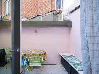 <strong>Lichtrijke stadswoning met 3 slaapkamers en buitenruimte, gelegen in een rustige straat op korte afstand van het centrum van Gent.</strong><br /><br /><em>Voor bezoekaanvragen: info@carloeggermont.be</em><br /><br />Deze instapklare woning is gelegen in een aangename, levendige buurt nabij het Fonteineplein, op fietsafstand van het historisch centrum en de Bourgoyen.<br /><br />De woning werd gerenoveerd in 2017–2018 en beschikt over een bruikbare vloeroppervlakte van ca. 97 m², met een praktische indeling verdeeld over drie niveaus.<br /><br />Indeling:<br />Gelijkvloers met inkomhal, open leefruimte en keuken met eetplaats, met aansluitend een zongerichte buitenruimte.<br />Eerste verdieping met een ruime slaapkamer vooraan en een badkamer achteraan, uitgerust met bad, inloopdouche, wastafel en aansluiting voor wasmachine.<br />Tweede verdieping met een volwaardige slaapkamer en een derde kamer, momenteel ingericht als dressing.<br /><br />Technisch in orde met EPC-score C en conforme elektrische installatie.<br /><br /><strong>Een interessante opportuniteit voor wie op zoek is naar een eerste woning of investering op een gegeerde locatie. Instapklaar, goed gelegen en in een aantrekkelijke prijsklasse.</strong>