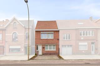 Dit huis kent volgende indeling:- Inkomhal met toegang tot de kelder.- Leefruimte ingedeeld in eet- en zithoek.- Reeds gerenoveerde keuken met...