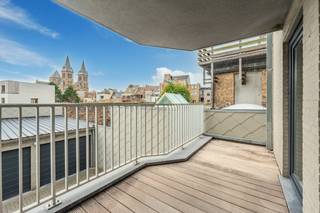 Recent 2-bedroom apartment for sale along the Nieuwpoortsesteenweg in Ostend. All kinds of shops are located nearby, as well as public transport. The seafront is only 5 minutes' walk away.Layout:- entrance hall- living space with installed open kitchen - bathroom with double sink and walk-in shower- bedroom 1- bedroom 2- spacious south-facing terrace located at the rear (accessible via both bedrooms)- storage room with washing machine connection- separate toiletPluses:- south-facing terrace- young building- bicycle storage- positive electrical inspection - EPC label A- central locationAre you looking for an interesting apartment suitable for permanent residents, second home or second home? Then contact us today for an on-site viewing!