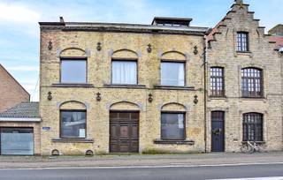 Deze twee charmante woningen uit 1930, gelegen in de Peter Benoitlaan 58 en de Duinkerkestraat 28, worden gezamenlijk aangeboden en bieden tal...