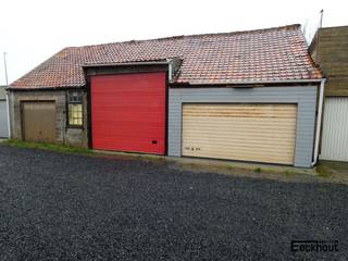 Deze loods is onderverdeeld in 3 afgesloten garageboxen, waarvan de middelste voorzien is van een sectionale poort met afstandsbediening, de linkse...