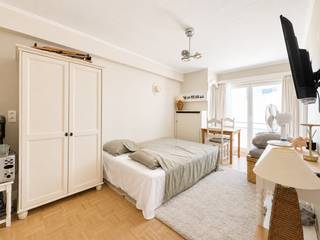 Mooie studio met een sublieme oriëntatie richting het Westen. Naast de zon kunt u ook genieten van het mooie zijdelingse zeezicht vanuit de leefruimte.<br />De studio geniet van een uitstekende ligging in een zijstraat van de zeedijk. Binnen enkele passen staat u op de dijk of aan het sfeervolle Kinkhoornplein.<br />Een leuke combinatie van zon en zee op één plaats.<br /><br />De studio is instapklaar en is vrij bij akte.<br />Zo kunt u op korte termijn genieten van uw eigen stek aan zee, of genieten van de opbrengsten van deze interessante investering.<br /><br />Indeling: inkom, een mooie open keuken met een eetplaats die voorzien is van een moderne zitbank, een knusse tv-ruimte met open zichten naar buiten en als laatste nog een badkamer met douche & toilet.<br /><br />Bezoeken of meer informatie?<br />Contacteer Maxim Slabbinck op GSM 0494/52.59.73.