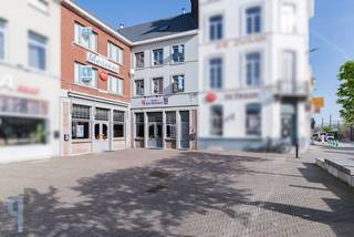 Op een absolute AA locatie, aan station Zottegem, vinden we dit bijzonder ruim handelspand met een rijke geschiedenis en in heel goede staat...