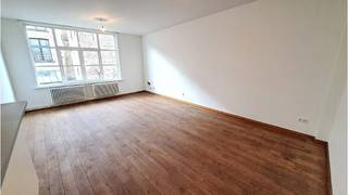 <strong>Ruim en lichtrijk 2-slaapkamerappartement</strong> op een uitstekende ligging in het <strong>centrum van Brugge</strong>, vlakbij diverse winkels, horecazaken, openbaar vervoer en op wandelafstand van parking Biekorf en parking Ezelstraat. <br />+ Kleinschalige residentie!<br />+ Lift aanwezig!<br />+ Uitstekende mobiscore 9,3 op 10!<br />+ Conformiteitsattest aanwezig!<br />+ Thans verhuurd dus ook interessant als vastgoedinvestering!<br /><br />Omvat een inkom, lichtrijke living met ingerichte open keuken, berging, 2 slaapkamers, badkamer met ligbad douche combi en voorziening wasmachine. <br />Vg,Wche,Gmo,Gvkr,Gvv<br />Watertoets P-score=A G-score=A.<br />#vastgoedinvestering #leukwonen #brugge<br /><br />Bruikbare vloeroppervlakte 91 m²