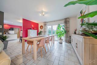 Volledige presentatie met plannen en dynamische video:We Invest Hesbaye stelt u deze prachtige open bebouwing voor!Indeling:Gelijkvloers: * Woon- en...