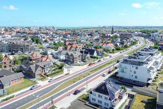 Op een steenworp van de duinen en het centrum van Wenduine bevindt zich deze veelzijdige halfopen woning. Dankzij de doordachte indeling, de aparte leefruimtes en meerdere slaap- en badkamers is dit pand ideaal voor wie op zoek is naar een comfortabele kangoeroewoning of zorgwoning aan de kust.<br /><br />Op het gelijkvloers wordt u verwelkomd in een open en lichtrijke leefruimte met aansluitend een volledig uitgeruste keuken. Verder beschikt deze verdieping over een ruime slaapkamer met ensuite badkamer en een gastentoilet. De woning is bovendien volledig onderkelderd en biedt via de kelder rechtstreekse toegang tot de buitenruimte. Vanuit de keuken bereikt u ook het charmante balkon, waar u rustig kunt genieten.<br /><br />De eerste verdieping vormt een tweede volwaardig woongedeelte met een eigen leefruimte, open keuken en aansluitend terras. Daarnaast is er een tweede slaapkamer met ensuite badkamer, voorzien van een regendouche, lavabomeubel en aansluiting voor een wasmachine. Via een vaste trap bereikt u de tweede verdieping, waar zich nog een derde slaapkamer en een apart toilet bevinden.<br /><br />Deze indeling maakt de woning bijzonder geschikt voor meerdere generaties onder één dak, waarbij elk zijn eigen comfort en privacy behoudt. Uiteraard kan de woning ook perfect dienstdoen als ruime gezinswoning met extra mogelijkheden.<br />Een bijkomende troef is de ruime carport naast de woning, geschikt voor twee wagens. Private parkeergelegenheid is een grote meerwaarde op deze gegeerde locatie nabij strand, duinen en centrum.<br /><br />Bent u op zoek naar een ruime en veelzijdige woning met uitstekende ligging en mogelijkheden als kangoeroewoning? Contacteer ons vandaag nog voor een bezoek ter plaatse.<br />De vermelde prijs is een richtprijs. Elk bod, hoger of lager, wordt voorgelegd aan de eigenaar, die zich het recht voorbehoudt dit te aanvaarden of te weigeren.<br /><br />Benieuwd naar de waarde van uw eigen woning? Neem voorsprong met een vrijblijvende en gratis schatting via: www.residentievastgoed.be/gratisonlineschatten<br /><br />EPC: Label C - 244 kWh/m²