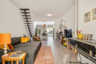 Ontdek nu deze ruime, moderne woning aan de stadsrand van Gent.<br />De woning omvat naast de lichtrijke leefruimte met open keuken, 3 volwaardige slaapkamers en 2 badkamers.<br />Verder geniet je van een diepe, rustige tuin, met uitweg voor fietsen.<br />Extra troef is dat de woning is uitgerust met airco!<br /><br />*huurprijs 1300 euro (inclusief onderhoud van de gasketel en airco)<br /><br />Bezoek? Bel Matthias op 0497/76.84.89<br /><br />