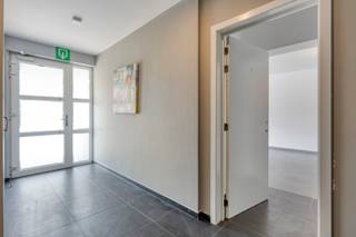 Indeling: gelijkvloerse verdieping: inkomhal/nachthal, toilet, ruime lichtrijke leefruimte met totaal ingerichte open keuken, badkamer met dubbele lavabo en inloopdouche en 2 slaapkamers. De maandelijkse lasten bedragen 35€. Deze omvatten het verbruik van water en elektriciteit in de gemeenschap en het onderhoud van de gemene delen. Er is een autostaanplaats beschikbaar achteraan het gebouw voor een meerprijs van 50€ per maand. Het appartement is gelegen nabij winkels/warenhuizen, scholen, openbaar vervoer, verbindingswegen en station Asse. Onmiddellijk vrij! Indien u graag een bezoek wenst, aarzel niet ons te contacteren op affligem@immoaccenta.be