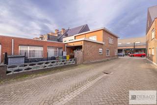 Ruime woning met achterbouw in centrum Herenthout!<br /><br />Hebt u interesse in een ruime woning met een polyvalent bijgebouw in hartje van het centrum van Herenthout? <br /><br />Deze woning bestaat uit een inkomhal die toegang geeft tot de ruime leefruimte met een aansluitende keuken, praktische berging met toegang naar de kelder, een wasruimte met aparte douche en een apart gastentoilet. Vanuit de keuken krijgt u toegang tot de aangename koer. Verder bestaat de woning op de eerste verdieping uit 3 ruime slaapkamers, een kleine berging, een badkamer &amp; een apart toilet. <br /><br />Het achterliggend bijgebouw kan perfect dienen als studio of polyvalente ruimte en bestaat uit een ruime leefruimte, atelier, keuken, badkamer, praktische wasberging, een douche, een slaapkamer en een apart gastentoilet. <br /><br />Helemaal achteraan zijn er nog 3 garages aanwezig! <br /><br />Dankzij de indeling en het volume leent dit pand zich bovendien perfect voor een kangoeroewoning of voor wie wonen en een zelfstandige activiteit wil combineren op één locatie.<br /><br />Naast de woning loopt er een wegenis van 3 meter breed naar achteren. <br /><br />De EPC-waarde bedraagt 727 kWh/m² (Renovatieplicht!)<br /><br />Pluspunten: <br />+ Ruime woning <br />+ Achterliggend bijgebouw<br />+ 3 garages aanwezig <br />+ Gunstige locatie in centrum Herenthout! <br /><br />Heeft u interesse in deze woning in Herenthout? <br />Contacteer ons via info@debaco.be of bel ons op 014/73.77.77 voor een bezoek ter plaatse!