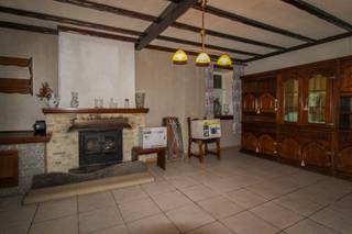 <p><span>Langs de Daalbroekstraat in Opgrimbie/Maasmechelen bevindt zich deze gelijkvloerse woning op een mooi perceel van maar liefst 8a50ca. De woning dateert vermoedelijk uit 1849 en biedt vandaag vooral een unieke opportuniteit voor wie op zoek is naar een renovatieproject of een interessante ontwikkelingsgrond.</span></p><p><span>De bestaande woning beschikt over een inkomhal, leefruimte, keuken, badkamer, berging en twee slaapkamers. Gezien de leeftijd en algemene staat van het gebouw dient rekening gehouden te worden met een grondige renovatie of sloop en heropbouw. Het pand beschikt momenteel over enkel glas, mazoutverwarming en een asbesthoudend dak. </span></p><p><span>Volgens het geldende zandlopermodel van de gemeente Maasmechelen biedt het perceel interessante perspectieven voor herontwikkeling. Onder voorbehoud van stedenbouwkundige goedkeuring en het bekomen van de nodige vergunningen lijkt het perceel potentieel te bieden voor de realisatie van twee halfopen bebouwingen. Ook twee open bebouwingen behoren mogelijk tot de opties, zij het met beperktere bouwmogelijkheden.</span></p><p><span>Dankzij de gunstige ligging, de ruime perceeloppervlakte en de ontwikkelingsmogelijkheden vormt dit eigendom een interessante kans voor projectontwikkelaars, investeerders of particulieren die hun droomwoning willen realiseren op een mooi stuk grond.</span></p><p><span> </span></p><p><span>Voor meer informatie of een bezoek ter plaatse, contacteer ons via 0484.35.70.31 of diana@jemar.be!</span></p>