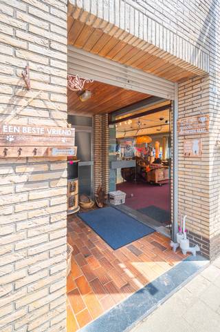 De winkel is gelegen langs de hoofdverkeersader van Baarle-Hertog, op de hoek van de Molenstraat en de Kapelstraat.<br />Het pand heeft een bruikbare oppervlak van 370 m2, met o.a.:<br /><br />Toonzaal van totaal 260 m2, met airco en maar liefst 32 meter etalage.<br />Een Kantoorruimte van 12 m2<br />Een keuken van 17 m2<br />Een garage/opslag van 34,2 m2<br /><br /><br />Inrichting<br />Via de Molenstraat betreedt u de toonzaal langs de dubbele glazen deuren. De toonzaal heeft langs volledig straatzijde ramen als etalage en is voorzien van de nodige aankleding (tapijt en ophangsystemen), convertorputten en 3 binnen units van de airco.<br /><br />Halverwege vindt u een doorgang naar extra toonruimte met het kantoor aan de straatzijde met veel lichtinval en aan de andere zijde de private keuken voorzien van kitchenette en aparte toiletruimte.<br /><br />Aan de achterzijde van de toonruimte is een doorgang naar de opslag/garage. Deze is verbonden aan de Kapelstraat met een sectionaalpoort.<br /><br />Technische installaties<br />De toon zaal is voorzien met convector radiatoren geïntegreerd in de vloeren én airco, bestaande uit 3 binnen units.<br /><br />Kosten<br />De huurprijs bedraagt € 2.500,- per maand (€ 81,- /m2/jaar).<br /><br />De service kosten bedragen € 40,- p.m. en zijn een provisie voor de kosten van het onderhoud van de technische installaties en het waterverbruik. De kosten voor elektriciteit en gasverbruik zijn niet inbegrepen in de huur of service kosten.<br /><br />Beschikbaarheid<br />De winkel is vanaf 1 september 2025 beschikbaar en is geschikt voor detailhandel.<br /><br />Het goed wordt verhuurd als commerciële ruimte conform de handelshuurwet.<br /><br />Indien u interesse of vragen heeft, neem dan contact op via de website: https://domein-beheer.be/.