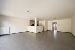 ENKEL TE BEZOEKEN DOOR ONDERSTAANDE LINK IN TE VULLEN:<br />https://mijnhuurprofiel.be/property/890cd373-0f05-4db0-be84-a7d2ba1bf124/login<br /><br />Dit ruime gelijkvloersappartement met twee slaapkamers is uitstekend gelegen in Brecht, op wandelafstand van winkels, scholen, openbaar vervoer en het centrum. Bovendien geniet u van een vlotte verbinding naar de E19.<br /><br />Indeling:<br /><br />U betreedt het appartement via de inkomhal met ingemaakte kasten. Verder beschikt het over twee slaapkamers, een badkamer met ligbad, douche en lavabomeubel, een apart gastentoilet en een ruime, lichtrijke leefruimte met een volledig geïnstalleerde open keuken. Aansluitend bevindt zich een praktische berging met aansluiting voor een wasmachine en droogkast. Buiten geniet u van een aangename privatieve tuin met terras en tuinhuis.<br /><br />Bij het appartement wordt een privatieve, overdekte autostaanplaats mee verhuurd aan €50/maand.<br /><br />Praktische informatie:<br /><br />- Onmiddellijk beschikbaar<br />- Huurprijs: € 1.100/maand<br />- Overdekte autostaanplaats: € 50/maand<br />- Huurwaarborg: 3 maanden huur<br />- Plaatsbeschrijving op gedeelde kosten<br /><br />Voor meer info of een bezoek, neem contact op met Kato via kato@reds.be.