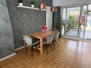 Instapklare gezinswoning met 4 ruime slaapkamers in een rustige, groene wijk in Ekeren<br /><br />Welkom in deze ruime en uitstekend onderhouden halfopen gezinswoning, gelegen in een bijzonder rustige en kindvriendelijke wijk in Ekeren. Hier woon je in een verkeersluwe straat waar enkel bestemmingsverkeer komt..<br />De woning bevindt zich op een uitstekende locatie, vlak bij het centrum van Ekeren, met scholen, winkels en openbaar vervoer in de directe omgeving. Bovendien zijn de belangrijkste invalswegen en opritten naar de autosnelwegen vlakbij. <br /><br />Via de ruime inkomhal met gastentoilet kom je in de lichtrijke leefruimte, waar het mooie blokparket en de grote raampartijen voor een warme en aangename sfeer zorgen. De moderne open keuken, is volledig uitgerust en vormt samen met de leefruimte het gezellige hart van de woning.<br />Op het gelijkvloers bevinden zich daarnaast een praktische bureau, een afzonderlijke wasruimte en een inpandige garage.<br /><br />Vanuit de leefruimte heb je toegang tot de gezellige, groene tuin met een ruim overdekt terras. De tuin is ook bereikbaar via een poortje in de servitudeweg.<br /><br />Op de eerste verdieping bevinden zich twee grote slaapkamers, een badkamer met dubbele lavabo, douche en toilet en een extra ruimte die perfect kan worden ingericht als dressing, hobbyruimte of praktische berging.<br /><br />De tweede verdieping werd in 2023 aangepakt en biedt nog eens twee grote slaapkamers en een tweede douchekamer met douche, lavabo en toilet. Het dak werd in datzelfde jaar geïsoleerd.<br /><br />Ook op vlak van energie en comfort heeft deze woning heel wat troeven: EPC C, 8 zonnepanelen met thuisbatterij, zonneboiler, geïsoleerd dak (2023), laadpaal aan de woning, oprit, grote kelder, verkeersluwe straat.<br /><br />Een instapklare gezinswoning waar je zonder renovatiewerken meteen kan intrekken. <br /><br />Voor meer informatie of een bezoek ter plaatse, gelieve contact op te nemen op nummer: 0497/43.41.57 (geen immo) of via mail: annvermeiren19@hotmail.com