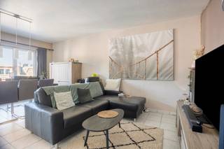 <p>Cet appartement avec 2 chambres, idéalement situé à la limite du centre de Louvain, combine confort, luminosité et facilité au quotidien. Vous profitez ici d’un emplacement recherché, proche de la ville, tout en conservant une certaine tranquillité par rapport à l’hyper-centre.</p><p>Dès l’entrée, le vaste séjour attire l’attention. Grâce à une belle luminosité naturelle, l’espace de vie offre une ambiance agréable et accueillante. Il permet d’aménager facilement un coin salon confortable ainsi qu’un espace repas convivial. L’agencement général de l’appartement est fonctionnel et répond aux besoins d’une vie urbaine pratique.</p><p>L’appartement comprend 2 chambres, ce qui le rend intéressant pour un couple, une petite famille, une personne seule souhaitant disposer d’un bureau ou encore un investisseur à la recherche d’un bien bien situé à Louvain. L’espace de rangement apporte un confort supplémentaire et facilite l’organisation du quotidien.</p><p>L’emplacement de parking privé constitue un atout important. Dans une ville comme Louvain, disposer d’une place de stationnement est une réelle valeur ajoutée. Cette combinaison entre 2 chambres, un séjour lumineux, un espace de rangement, un parking et une bonne localisation rend ce bien particulièrement attractif.</p><p>La situation à la limite du centre de Louvain permet de rejoindre facilement les commerces, les transports en commun, les écoles, les restaurants et les autres commodités. La gare, le ring et les communes voisines sont également accessibles de manière fluide.</p><p>Vous souhaitez découvrir cet appartement en priorité? La vente débute par une “Avant-Première” exclusive le 19 juin. Planifiez votre visite via le bouton violet “Prendre rendez-vous” sur notre site. Le prix indicatif est de 343.000 euros. La période d’enchères court jusqu’au 21 juin à 21:00. Consultez le règlement Avant-Première dans les téléchargements.</p>