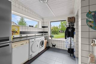 <p>Wie op zoek is naar ruimte, karakter en mogelijkheden, voelt zich hier meteen thuis. Deze alleenstaande villa op een perceel van 2.345 m² combineert een rustige ligging in Ruddervoorde met een verrassend groot woonvolume en tal van extra troeven.</p><p>De instapklare woning beschikt over 274 m² bewoonbare oppervlakte, 4 slaapkamers en 3 badkamers. Op het gelijkvloers geniet u van een lichtrijke woonkamer, eetkamer, keuken, veranda, bureau, badkamer, wasruimte en een bijzonder ruime leefruimte/atelier die perfect aansluit bij wie wonen en werken wil combineren. Ook hobbyisten of grote gezinnen vinden hier moeiteloos hun plek. Daarnaast is er nog een praktische kelder aanwezig.</p><p>Op de verdieping bevinden zich 3 ruime slaapkamers, een dressing/inloopkast en een badkamer. De tweede verdieping biedt nog een extra kamer en bureau, ideaal als thuiswerkplek, hobbyruimte of tienerkamer.</p><p>Buiten geniet u van een grote tuin met veel privacy, meerdere terrassen en ruime parkeermogelijkheden. De verschillende bijgebouwen creëren extra mogelijkheden: van gezellige mancave tot magazijn, atelier of opslagruimte voor werkmateriaal.</p><p>Technisch beschikt de woning over een asbestveilig attest en EPC-label D (339 kWh/m²jaar).</p><p>Een eigendom met charme, volume en vrijheid op een vlot bereikbare ligging tussen Brugge en Torhout.</p><p>Interesse?</p>