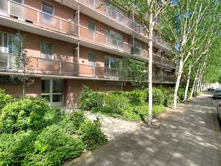 <p><br />Dit comfortabele appartement met 2 slaapkamers bevindt zich in het centrum van Leuven en combineert een uitstekende ligging met aangenaam wooncomfort. De ruime en lichtrijke living vormt het hart van het appartement en biedt dankzij de grote raampartijen een overvloed aan natuurlijk licht. Aansluitend bevindt zich een lang terras met een groen uitzicht, waar je in alle rust kan genieten van de buitenlucht.</p><p>De volledig geïnstalleerde keuken is praktisch ingericht en beschikt over alle nodige toestellen. De aparte koffiehoek vormt een extra troef voor wie houdt van een gezellige start van de dag.</p><p>Het appartement beschikt over twee volwaardige slaapkamers, ideaal voor een koppel, klein gezin of wie extra ruimte wenst. Daarnaast is er een bijkomende ruimte die perfect kan ingericht worden als dressing of bureau, afhankelijk van jouw noden. De badkamer is functioneel en verzorgd afgewerkt en het toilet bevindt zich apart voor extra comfort.</p><p>Op het gelijkvloers beschik je over een kelderberging, ideaal voor extra opslagruimte. De garagebox zorgt ervoor dat je steeds verzekerd bent van een eigen parkeerplaats, wat een grote meerwaarde is in het centrum van Leuven.</p><p>De ligging is bijzonder centraal, met winkels, restaurants en openbaar vervoer op wandelafstand. Hierdoor geniet je van alle voordelen van stadsleven, terwijl je toch kan thuiskomen in een rustige en aangename woonomgeving.</p><p>Bovendien beschikt het appartement over een zeer goed EPC-attest, wat resulteert in een energiezuinige woonst en lagere maandelijkse kosten.</p><p>Ben je op zoek naar een instapklaar appartement met terras, garage en een topligging in Leuven? Neem dan vandaag nog contact op voor een bezoek via www.living-stone.be ! </p>