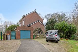 In samenwerking met RELIPLAN NEDERLAND<br /><br />In het hart van het charmante Ellikom, verscholen achter de kerk en omgeven door groen, vindt u deze statige voormalige pastorie uit 1905. Een karaktervolle woning vol erfgoed, recent (2022) gerenoveerd met respect voor authentieke elementen zoals hardstenen schouwen, plankenvloeren, hoge plafonds en sierlijke geveldetails.<br /><br />De woning telt vier slaapkamers, een ruime woonkamer met zicht op de tuin, een moderne open keuken met hoogwaardige toestellen, een sfeervolle wijnkelder, inpandige garage én zolderruimte met potentieel. De woning biedt 3 volwaardige verdiepingen en is praktisch ingedeeld voor zowel gezinnen als wie op zoek is naar rust en ruimte.<br /><br />De tuin is een ware oase van rust, grenzend aan een natuurgebied en voorzien van een natuurlijke vijver en een Mariagrot – uniek en idyllisch.<br /><br />Deze eigendom is vrijgesteld van de energetisch renovatieplicht : https://www.onroerenderfgoed.be/nieuws/beschermd-en-geinventariseerd-bouwkundig-erfgoed-vrijgesteld-van-de-renovatieverplichting<br /><br />Pluspunten:<br /><br />✔ Historisch erfgoed met modern wooncomfort<br />✔ Gelegen in het groen, grenzend aan natuurgebied<br />✔ Grote tuin met vijver en privacy<br />✔ Garage, wijnkelder, 4 slaapkamers<br />✔ Nabij winkels, scholen en fietsnetwerk<br /><br />Bent u op zoek naar een uitzonderlijke eigendom vol karakter en natuurbeleving?