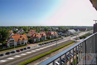 Gerenoveerd appartement met 1 slaapkamer te koop in Nieuwpoort. De lichtrijke leefruimte sluit aan op een terras met adembenemend uitzicht over het hinterland. Moderne keuken, vernieuwde badkamer met douche en kwalitatieve afwerking.