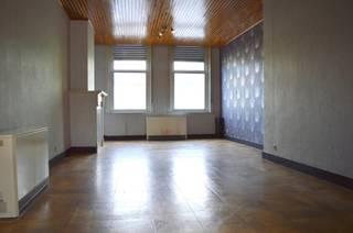 Deze woning biedt heel wat mogelijkheden voor wie op zoek is naar een renovatieproject met potentieel, op een uiterst centrale ligging vlakbij Kortrijk.<br /><br />Indeling als volgt:<br />Je komt binnen via de gezellige inkomhal, die toegang biedt tot de kelder, ideaal als extra bergruimte. Verder vind je er de keuken, een lichtrijke leefruimte, een badkamer uitgerust met een combi bad/douche, een apart toilet en een praktische berging.<br /><br />De eerste verdieping omvat 2 ruime slaapkamers. Daarnaast beschikt de woning over een volledig geïsoleerde zolder met vaste trap, die bijkomende mogelijkheden biedt.<br /><br />Achteraan geniet je van een onderhoudsvriendelijke tuin waar je in alle rust kan ontspannen.<br /><br />De woning dient gerenoveerd te worden, maar biedt hierdoor de ideale kans om alles naar eigen smaak en wensen in te richten.<br /><br />Onze ref. DEV5231<br />Stedenbouwkundige info in aanvraag