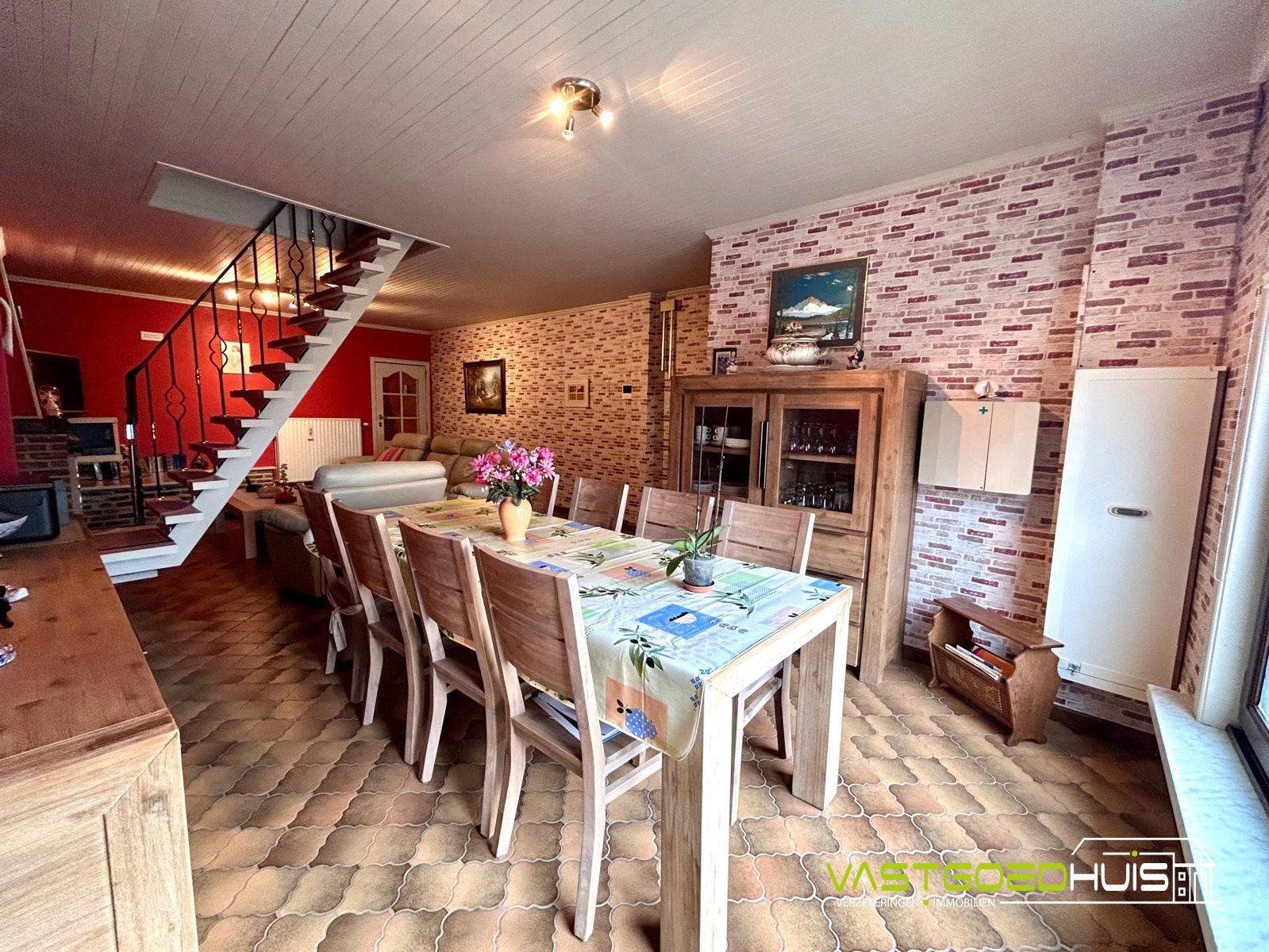 Ruime gezinswoning met garage en tuin - foto 4