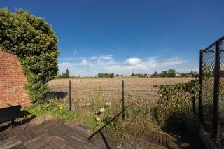 <p><span>Instapklare woning met prachtige tuin en vrij uitzicht over de velden in Reet</span></p><p><span>Op zoek naar een instapklare en goed onderhouden woning met veel lichtinval, een ruime tuin én een prachtig open uitzicht? Deze verzorgde woning in Reet combineert comfort, ruimte en een uitstekende ligging vlak bij het centrum.</span></p><p><span> </span></p><p><span>Indeling:</span></p><p><span> </span></p><p><span>Gelijkvloers</span></p><p><span>Via de inkomhal met vestiaire bereik je de praktische wasplaats, de garage en het terras. Achteraan geniet je van een </span><span>prachtige tuin met een weids en vrij uitzicht over de weilanden van Reet</span><span> — een heerlijke plek om tot rust te komen.</span></p><p><span> </span></p><p><span>Eerste verdieping</span></p><p><span>De eerste verdieping beschikt over een </span><span>lichtrijke woonkamer</span><span> en een recente, volledig uitgeruste keuken met ingebouwde oven, kookplaat, dampkap en vaatwasser. Vanuit de leefruimte heb je toegang tot het ruime terras van maar liefst </span><span>21 m²</span><span>. Verder bevindt zich hier een apart toilet.</span></p><p><span> </span></p><p><span>Tweede verdieping</span></p><p><span>Op de tweede verdieping zijn er </span><span>twee slaapkamers</span><span> en een badkamer met zowel een bad als een douche. Daarnaast is er een extra, kleinere kamer die flexibel kan worden gebruikt als </span><span>bureau, dressing of bergruimte</span><span>. Deze ruimte biedt bovendien de mogelijkheid om ingericht te worden als een tweede toilet.</span></p><p><span> </span></p><p><span>Ligging</span></p><p><span>De woning is rustig gelegen met een </span><span>prachtig, uitgestrekt uitzicht over de velden</span><span>, terwijl het centrum van Reet vlot bereikbaar is. Ook voor woon-werkverkeer is de ligging interessant, met een gemakkelijke aansluiting op de </span><span>A12 en E19</span><span> richting Antwerpen, Brussel en Mechelen.</span></p><p><span> </span></p><p><span>In de nabije omgeving vind je onder meer:</span></p><ul><li><span>kleuter- en lagere school</span></li><li><span>supermarkt</span></li><li><span>gemeentehuis</span></li><li><span>openbaar vervoer op verschillende plaatsen in de straat</span></li><li><span>het centrum van Reet</span></li></ul><p><span>Troeven</span></p><ul><li><span>Instapklaar</span></li><li><span>Zeer goed onderhouden</span></li><li><span>Elektrische installatie conform</span></li><li><span>Veel natuurlijke lichtinval</span></li><li><span>Prachtig en vrij uitzicht over de weilanden</span></li><li><span>Ruime tuin</span></li><li><span>Overdekt terras</span></li><li><span>Terras van 21 m²</span></li><li><span>Garage</span></li><li><span>Twee autostaanplaatsen</span></li><li><span>Openbaar vervoer vlakbij</span></li><li><span>Vlotte verbinding met A12 en E19</span></li><li><span>Op korte afstand van het centrum van Reet</span></li></ul><p><span>Een verzorgde woning met een mooie buitenruimte en een uniek open uitzicht, op een praktische locatie nabij het centrum van Reet.</span></p><p><span> </span></p><p><span> </span></p>