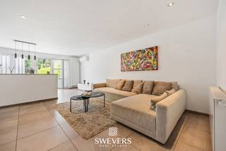 Interesse? Meer informatie op www.SWEVERS.be. - Deze instapklare gezinswoning in Hasselt biedt een praktische indeling en een uitstekende ligging op slechts 150 meter van de vernieuwde kleine ring. De woning beschikt over vier slaapkamers, een bureauruimte, een ruime leefruimte met open keuken en een aangename veranda. Dankzij de centrale locatie bevinden winkels, scholen en openbaar vervoer zich op wandelafstand, terwijl de E314 vlot bereikbaar is. De woning heeft een EPC-label A en is dus energiezuinig zonder renovatieverplichting. Op het gelijkvloers vormen de lichtrijke leefruimte, open keuken en veranda samen het hart van de woning. Grote raampartijen zorgen voor veel natuurlijk licht en een mooi zicht op de zonnige tuin. Daarnaast zijn er een ruime inkomhal, een bureauruimte, een badkamer en een aparte wasplaats aanwezig. Op de verdieping bevinden zich drie ruime slaapkamers en een compacte extra kamer die perfect kan dienen als bureau of dressing. De woning combineert comfort, functionaliteit en een topligging, waardoor ze ideaal is voor gezinnen die op zoek zijn naar een instapklare thuis in Hasselt. Bel ons vandaag nog voor een persoonlijke rondleiding. Wij van Swevers Real Estate helpen je maar al te graag verder. tel. 011 255 155. Bron bewoonbare oppervlakte: EPC-verslag.