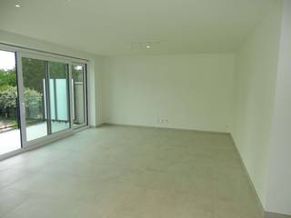 <p><strong>SINT-IDESBALD - Residentie Mary Celeste</strong></p>
<p>Kleinschalige nieuwbouw residentie met slechts 3 appartementen, elk appartement beschikt over een zonneterras en een private kelder, gelegen op wandelafstand van het centrum en het strand.<br /><br /><u><strong>Het appartement nr. 01.01 op de eerste verdieping bestaat uit:</strong></u> inkomhall met afzonderlijk toilet, een ruime woonkamer met directe toegang tot het zonneterras (8,70 x 2,10). Open en volledig ingerichte keuken en een afzonderlijke berging, een badkamer met inloopdouche en twee slaapkamers. Individuele centrale verwarming op gas.<br />Huurprijs: €1100/maand - syndicuskosten inclusief.<br /><br />Beschikbaar vanaf 1 oktober 2026. Enkel te bezoeken op afspraak.<br /> </p>