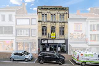 <p><strong>Te renoveren winkelpand met handelsgelijkvloers op toplocatie in Geraardsbergen</strong></p>
<p>Voor alle info of een bezoek bel 0470 79 24 20: <br />Ben jij op zoek naar een commercieel pand met tal van mogelijkheden? Ontdek dit te renoveren winkelpand, ideaal gelegen in het hart van Geraardsbergen!</p>
<ul>
<li><strong>Oppervlakte handelsgelijkvloers</strong>: 170 m² – perfect voor een winkel, horecazaak, kantoorruimte of andere commerciële doeleinden.</li>
<li><strong>Toplocatie</strong>: Gelegen in een drukke, goed bereikbare straat met veel passage en zichtbaarheid.</li>
<li><strong>Flexibiliteit</strong>: De indeling van het pand biedt ruimte voor een brede waaier aan commerciële of creatieve invullingen.</li>
</ul>
<p>Dit pand biedt niet alleen een uitstekende locatie, maar ook de kans om jouw zaak volledig naar eigen smaak en wensen in te richten. Ideaal voor ondernemers die willen investeren in een pand met toekomstperspectief.</p>
<p>Heeft dit pand jouw interesse gewekt? Neem contact met ons op voor meer details of om een bezichtiging in te plannen. Dit is jouw kans om een unieke commerciële ruimte op een toplocatie in Geraardsbergen te bemachtigen!<br /><br /><span>Voor alle info of een bezoek bel Saimen: 0470/79.24.20 of via e-mail: saimen@cornelis-partners.be</span></p>