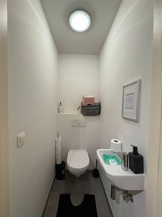<p>Inschrijven voor het appartement kan via volgende link: https://shorturl.at/to3Ge</p><p> </p><p>Dit <strong>instapklare appartement</strong> is gelegen aan de <strong>Geraardsbergsesteenweg 87A bus 11 in Aalst</strong> en vormt een aangename thuis voor wie op zoek is naar hedendaags wooncomfort en een praktische indeling. Dankzij de lichtrijke ruimtes, moderne afwerking en het terras geniet u hier van een comfortabele woonomgeving. Met een <strong>bewoonbare oppervlakte van 80 m²</strong> beschikt het appartement over een inkomhal met <strong>afzonderlijk gastentoilet, twee slaapkamers</strong> en een badkamer met <strong>inloopdouche en dubbele lavabo</strong>. De lichtrijke leefruimte sluit mooi aan op de <strong>volledig geïnstalleerde open keuken</strong> en biedt toegang tot het <strong>terras</strong>, een fijne plek om bij mooi weer van de buitenlucht te genieten. Daarnaast is er een praktische berging die voor extra opbergmogelijkheden zorgt. Verder beschikt het appartement over een <strong>autostaanplaats in de ondergrondse parkeergarage</strong>. Ook op energetisch vlak is dit appartement een mooie troef: het beschikt over <strong>energielabel A met een energiescore van 67 kWh/(m² jaar)</strong>.</p><p> </p><p><strong>Huurprijs:</strong> €930/maand<br /><strong>Provisie gemeenschappelijke kosten:</strong> €80/maand<br /><strong>Beschikbaar vanaf 1 oktober 2026</strong></p>