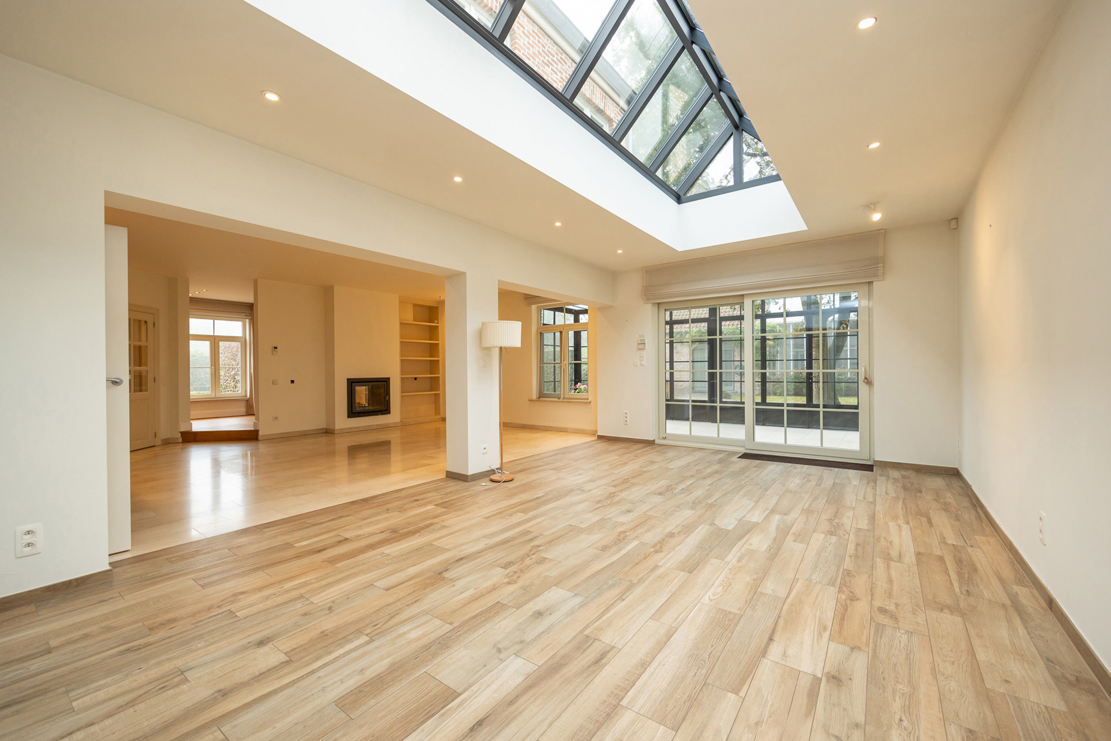 Ruime villa met tuin, bijgebouw en dubbele garage in Zoersel. - foto 3