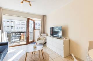 <p><strong>[[ DIT PAND NEEMT DEEL AAN DE ERA OPEN HUIZEN DAG OP 19/09 VAN 11U00 TOT 12U00 ]]<br /><br />De Panne: Instapklare studio met terras op enkele meters van zee!</strong><br /><br />Op zoek naar een instapklare pied-à-terre aan zee of een interessante investering? Dan is deze charmante en gemoderniseerde studio in Residentie Panne Plaza zeker een bezoek waard!<br />De studio bevindt zich op de eerste verdieping van een goed gelegen residentie en geniet van een uitstekende ligging op slechts enkele meters van de zee en het strand. Een ideale uitvalsbasis voor wie wil genieten van alles wat De Panne te bieden heeft.<br /><br /><br /><strong>Indeling</strong><br />De studio omvat een inkomhal met praktische slaaphoek, voorzien van een ingebouwde kast met stapelbed, een badkamer met douche en toilet en een lichtrijke woonkamer met een moderne, open keuken, eethoek en gezellige zithoek. Vanuit de woonkamer heeft u rechtstreeks toegang tot het aangename terras, een ideale plek om buiten te genieten.<br /><br /><br /><strong>Troeven</strong></p>

<ul><li>Instapklaar en goed onderhouden</li><li>Recent gemoderniseerde inrichting</li><li>Zeer gunstige ligging op enkele meters van zee</li><li>Ideaal als tweede verblijf of investering</li></ul>

<p><br />Contacteer ons voor meer informatie of om een  bezoek in te plannen.</p>