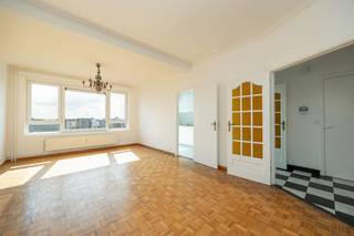 <p><span>Licht, ruimte en een uitzicht waar je niet snel op uitgekeken raakt! Dit instapklare appartement ligt op de 9e verdieping van een verzorgd gebouw, vlak bij Zurenborg. Je krijgt er twee volwaardige slaapkamers, een terras van ca. 8 m² en een heerlijk lichte woonkamer bij. De charmante blokparket en het weidse uitzicht langs twee kanten geven het appartement extra karakter.</span><span> </span></p><p><span> </span></p><p><span>Licht, karakter & uitzicht</span></p><p><span>Je komt binnen in een ruime hal met zwart-witte tegelvloer in dambordmotief en een handige ingemaakte vestiairekast. Van hieruit bereik je alle ruimtes en via een dubbele deur stap je de woonkamer binnen. En daar doet de 9e verdieping meteen haar werk: de grote ramen trekken massa’s daglicht binnen en geven je een panoramisch uitzicht over de stad. Op de vloer ligt een charmante blokparket, die de leefruimte een warme, authentieke toets geeft. Er is ruim plaats voor een groot salon én een gezellige eethoek. Wie droomt van nog meer openheid, kan bekijken of de keuken bij de woonkamer betrokken kan worden. De aparte keuken werd recent gerenoveerd en is lekker licht dankzij het raam aan het uiteinde. De witte kasten, het houtlook werkblad en de lichte betegeling houden het geheel fris. Ze is geïnstalleerd met koelkast, diepvries, spoelbak, oven, kookplaat en dampkap. Een aparte bezemkast zorgt voor extra praktische bergruimte. </span></p><p><span> </span></p><p><span>Twee slaapkamers & terras</span></p><p><span>Via de centrale nachthal bereik je de twee slaapkamers. De kleinste is zeker volwaardig en heeft bovendien een ingemaakte kast. Ideaal als kinder-, logeer- of werkkamer. De grootste slaapkamer is bijzonder ruim en heeft rechtstreeks toegang tot het terras. Dat terras is met ca. 8 m² een heerlijke extra. Hier zit je hoog boven de stad, met een weids uitzicht als decor. Een koffietje in de ochtend, een aperitief na het werk of gewoon wat genieten van de skyline: dit is zonder twijfel een van de blikvangers van het appartement. De badkamer is volledig betegeld en uitgerust met een ligbad met douchescherm en een lavabomeubel. Ook je wasmachine heeft hier een vaste plek. Het toilet bevindt zich apart in de hal. </span></p><p><span> </span></p><p><span>Zurenborg om de hoek</span></p><p><span>Je woont hier op een fijne plek in Borgerhout, vlak bij Zurenborg. De gezellige Dageraadplaats en het Moorkensplein liggen in de buurt, net als winkels en supermarkten: Aldi vind je naast het appartementsgebouw en Delhaize ligt op wandelafstand. Ook het Stadspark en het station zijn dichtbij. Zo combineer je een weids uitzicht en wonen op hoogte met alles wat je in de stad graag binnen handbereik hebt. </span></p><p><span> </span></p><p><span> </span></p><p><span> </span></p>