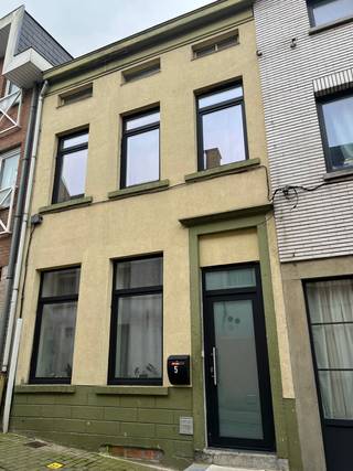 CENTRAAL GELEGEN EENGEZINSWONING MET CHARMANTE UITSTRALING. Interessante onderhandelbare STARTPRIJS ! Vlakbij Markt en handelscentrum vind je...