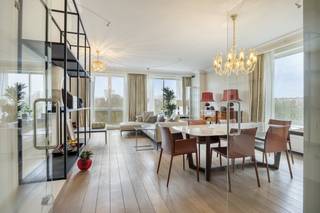 Dit lichtrijk appartement te koop met twee slaapkamers en frontaal zicht op het Stadspark is gelegen in het hartje van Antwerpen aan de Van Eycklei. Dit is een zeer centrale ligging vlakbij het stadscentrum en het Centraal Station. Het Stadspark aan de overzijde van de straat zorgt natuurlijk voor een mooi uitzicht op het groen.Indeling- inkomhal- ruime leefruimte- keuken- slaapkamer die momenteel is ingedeeld als dressing- tweede slaapkamer met ensuite badkamer en dressing- tweede badkamer met inloopdouche en toilet- gastentoilet- gezellig terras- kelderberging troeven:- goed onderhouden gebouw- fietsenberging- mogelijkheid tot het aankopen van een ondergrondse autostaanplaats- uniek uitzicht op het Stadspark- centrale locatieDeze woning wordt te koop aangeboden voor een vraagprijs van 419.000 euro.Er is een mogelijkheid tot het aankopen van een ondergrondse autostaanplaats aan een vraagprijs van 30.000 euro.Bent u geïnteresseerd in een appartement of woning te koop in Antwerpen? Aarzel dan niet om ons te contacteren. Had u graag uw eigen eigendom te koop aangeboden contacteer ons dan voor een vrijblijvende schatting, telefonisch op het nummer 03/206.76.76 of per mail naar antwerpen@dewaele.com.EPC: 202 kWh/m²EPC: