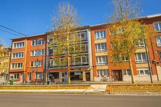 Volledig gerenoveerd en luxueus appartement met riant terras op de eerste verdieping op wandelafstand van het Te Boelaerpark! Bestaande uit: inkomhal met apart toilet met handenwasser en vestiaire; leefruimte op massieve parket en directe toegang tot het ruime terras (3 X 3,2 meter) met ideale zuid oriëntatie; open en volledig ingerichte luxe keuken uitgerust met alle toestellen; handige bijkeuken met aansluiting voor wasmachine; 2 slaapkamers op massieve parket en badkamer met inloopdouche en dubbel lavabomeubel. Dit appartement onderging een totaalrenovatie (elektriciteit, loodgieterij, bezetting, vloeren, keuken, sanitair,...). Individuele centrale verwarming op aardgas en aluminium ramen met dubbele beglazing. Het appartement werd reeds volledig geschilderd. Voorts beschikt het appartement over een ruime kelderberging. Kortom een prachtig appartement dat met oog voor detail en met hoogwaardige materialen werd afgewerkt. EPC: 163 kWh/m². Onmiddellijk beschikbaar.