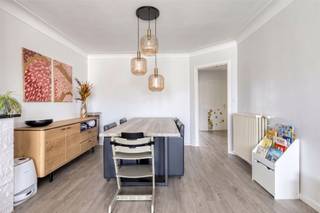 <p>Appartement élégant et prêt à emménager, comprenant deux chambres, situé en plein cœur de Deurne !</p><p>Agencement : <br />On accède à l'appartement par le hall d'entrée, qui donne accès aux différentes pièces. Le salon lumineux s'ouvre directement sur la cuisine moderne entièrement équipée, dotée d'un four, d'un four combiné, d'un réfrigérateur, d'une plaque à induction et d'un lave-vaisselle. L'appartement dispose également d'une salle de bains élégante, de toilettes séparées pour les invités et d'un débarras spacieux et pratique. À l'arrière de l'appartement se trouvent deux chambres confortables, dont la plus grande donne accès à une terrasse. Enfin, l'appartement dispose de pas moins de deux caves privées.</p><p>En plus : <br />- CPE 114 kWh/m² par an (Note B -> AUCUNE obligation de rénovation !)<br />- Installation électrique conforme<br />- Sans amiante<br />- Volets roulants à énergie solaire<br />- Ascenseur présent dans l’immeuble<br />- Évaluation de la gestion de l’eau : note C pour la parcelle, note A pour le bâtiment. <br />- Quartier résidentiel, informations urbanistiques complémentaires sur demande<br />- Registre des mesures sur demande</p><p>À proximité d'une école, de commerces, de l'autoroute, des transports en commun, etc. Pour plus d'informations, rendez-vous sur www.coenenvastgoed.be ou appelez le 03/375.82.92.</p>