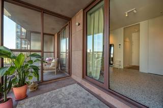 <p><strong>Exclusief appartement met zicht op de Schelde en hoogwaardige afwerking</strong></p>
<p>Geniet elke dag van een adembenemend uitzicht op de Schelde in dit stijlvol afgewerkte appartement op een absolute topligging. De overvloedige lichtinval in combinatie met de warme materialen creëert een oase van rust en comfort.</p>
<p>De woning beschikt over <strong>twee ruime terrassen</strong>, waarvan één volledig afgesloten is en perfect dienst kan doen als <strong>wintertuin</strong> – ideaal om het hele jaar door van buiten te genieten.</p>
<p>Binnenin werd gekozen voor een <strong>hoogwaardige afwerkingsgraad</strong> met onder andere een elegante <strong>honinggraad parketvloer</strong> en karaktervolle <strong>terrazzotegels</strong>. Dankzij de <strong>ingemaakte kasten</strong> is er aan bergruimte geen gebrek, wat zorgt voor een strak en functioneel interieur.</p>
<p>Een <strong>ondergrondse berging</strong> is inbegrepen in de prijs, voor extra comfort en gebruiksgemak. Bovendien is er een <strong>gemeenschappelijke fietsenberging</strong> aanwezig in het gebouw.</p>
<p><strong>Er is een ondergrondse autostaanplaats verplicht mee aan te kopen aan €45.000 exclusief BTW.</strong></p>
<p>Dit is wonen in stijl, met zicht op het water en in alle rust – en dat in het hart van de stad.</p>