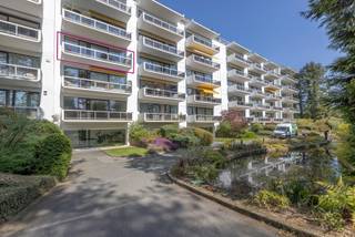<p><strong>Magnifique et chaleureux appartement 2 chambres situé dans le quartier du Prince d’Orange, à proximité du Fort Jaco.</strong></p>
<p>Cet appartement lumineux se trouve au troisième étage d’une résidence bien entretenue des années 70, équipée d’un ascenseur. La résidence est entourée d’un magnifique parc paysager avec étang – une véritable oase de tranquillité.</p>
<p>L’appartement se compose d’un hall d’entrée avec vestiaire, d’un vaste et lumineux séjour avec parquet donnant accès au balcon orienté sud, également relié à la cuisine entièrement équipée. Il comprend également deux chambres, dont une avec balcon privatif, deux salles de douche, un WC séparé ainsi qu’une cave privative.</p>
<p>Un emplacement de parking intérieur et un emplacement extérieur complètent cette offre attrayante et sont proposés en supplément.</p>
<p>Une offre rare dans un cadre idyllique !<br />PEB : classe C-, 149 kWhEP/m²/an.</p>
<p></p>