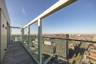 Op het Eilandje worden de laatste penthouses van de Doktoren te koop aangeboden, gelegen op de 22ste en 23ste verdieping van dit exclusieve woonbaken die mee de skyline van Antwerpen vormt. Royale glaspartijen bieden uitzonderlijke verzichten vanuit elke kamer. Een hoogwaardige en duurzame afwerking zorgen voor ongeëvenaard comfort. Heerlijk vertoeven op de ruime terrassen die de woonruimte verlengen. <br />Optimale luxueuze afwerking, exclusief panorama, royale glaspartijen: onvoorwaardelijke privacy.<br /><br />Kelderbergingen en autostaanplaatsen worden optioneel te koop aangeboden.