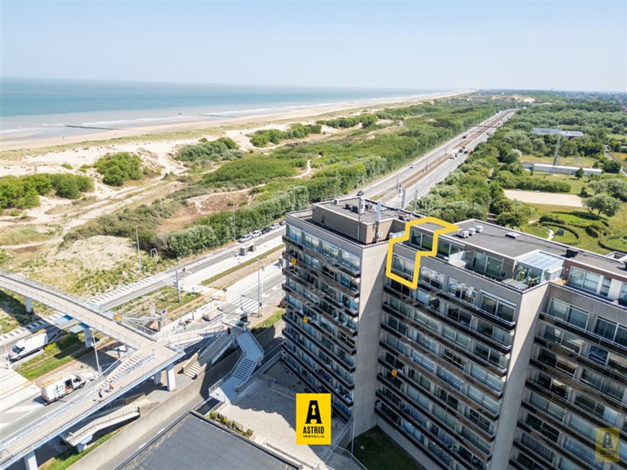 Uitzonderlijk aanbod! Duplexappartement op topligging met open zeezichten en riant zonne(dak)terras! - foto 1
