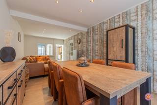 Vandaag nemen we je mee naar een instapklare driegevelwoning in het landelijke Sint-Amands. De woning is gelegen op wandelafstand van de Schelde, waar je kan genieten van een aangename wandeling langsheen het water.<br /><br />Bij het betreden van de woning komen we terecht in de inkomhal die toegang geeft tot de ruime leefruimte met aansluitend de uitgeruste keuken waar het niet alleen aangenaam is om te koken maar ook om te eten dankzij een gezellig verandagevoel. Achteraan bevindt zich de badkamer met inloopdouche, lavabo en toilet. Tevens is er een apart hoekje voor wasmachine en droogkast. <br /><br />Er is eveneens een droge kelder aanwezig, ideaal om voorraad te stockeren. We vinden er een batterij om de zonne-energie op te slaan waardoor je kan besparen op jouw elektriciteitsfactuur.<br /><br />Via de trap in de hal komen we op de eerste verdieping waar zich twee ruime slaapkamers bevinden.<br />Bijkomend pluspunt is de ruime zolder, waar een extra kamer(s) kan gemaakt worden.<br /><br />Al de ramen zijn reeds vernieuwd en overal zijn rolluiken aanwezig.<br /><br />Genieten van een aperitiefje kan je op het terras vanwaar je zicht hebt op de onderhoudsvriendelijke tuin.<br />Verder is er een afgesloten fietsenberging aanwezig. Via een zijpoortje kan je trouwens met de fiets meteen wegrijden op een mooi aangelegd fietspad.<br /><br />Heb je interesse in deze instapklare woning?<br />Neem gerust contact op via erik@julimmo.be of 0496 59 39 80.
