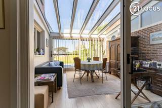 <p>In een rustige en aangename woonomgeving in Haasdonk (Ropstraat 28) bevindt zich deze zeer goed onderhouden gezinswoning met 3 slaapkamers, een mooie tuin met vrij zicht en een inpandige garage. Ideaal voor wie ruimte, comfort en een sterke ligging zoekt.</p>
<p>Bij het binnenkomen valt meteen de degelijkheid en het potentieel op. De inkomhal leidt naar een lichtrijke leefruimte met een open indeling en aangenaam ruimtegevoel. Aansluitend vind je de keuken met eetplaats/veranda, met uitzicht op de tuin — een fijne plek voor het dagelijkse gezinsleven.</p>
<p>Op de verdieping zijn er 3 volwaardige slaapkamers, geschikt voor gezinnen, thuiswerk of hobby’s. De woning is instapklaar en praktisch ingedeeld, met mogelijkheden om naar eigen smaak te moderniseren. Extra troeven zijn de twee toiletten, een praktische kelder en een ruime, vlot toegankelijke zolder met veel bergruimte.</p>
<p>De tuin is een echte meerwaarde: mooi aangelegd en met een vrij, groen uitzicht achteraan, ideaal om in alle rust te genieten. Het tuinhuis is in uitstekende staat en biedt extra opbergruimte. Achteraan is er bovendien plaats voor een moestuin.</p>
<p>De ligging is bijzonder gunstig. Op wandelafstand vind je een school, sporthal en een speelbos — perfect voor gezinnen met kinderen. De oprit van de E17 ligt op slechts 2 km, wat zorgt voor een vlotte verbinding.</p>
<p>Verder beschikt de woning over een inpandige garage en twee private parkeerplaatsen op eigen terrein.</p>
<p>EPC: 312 kWh/m² (label D) – geen renovatieverplichting.</p>
<p>Een woning met een sterke basis, aangename leefruimtes en een aantrekkelijke buitenomgeving. Zeker een bezoek waard.</p>
