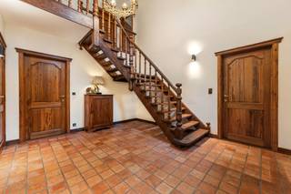 <p><strong>Op een uitzonderlijk ruim perceel van ca. 3.320 m², rustig gelegen in een residentiële verkaveling in Oud-Turnhout, bevindt zich deze degelijk gebouwde klassieke villa met 4 slaapkamers, 2 badkamers, een dubbele inpandige garage en een verwarmd buitenzwembad. De groene omgeving en het aansluitende bos achter het perceel zorgen voor bijzonder veel privacy en een aangenaam gevoel van rust.</strong></p>
<p><span>Gelijkvloers:<br />Via de ruime inkomhal met vestiairemogelijkheid en vernieuwd gastentoilet betreedt u de woning. Een prachtige eiken trap vormt meteen een sfeervolle blikvanger. Vanuit de hal heeft u toegang tot een afzonderlijke kantoorruimte en de royale leefruimtes. </span><span>De woonkamer is afgewerkt met een massieve Franse eiken vloer en geniet dankzij de vele ramen van een mooie lichtinval en permanent contact met de tuin. De ruime zithoek bevindt zich aan de straatzijde en vormt met de houtkachel een gezellige plek om tot rust te komen. De eetkamer biedt royaal plaats voor een grote tafel en sluit via dubbele opendraaiende ramen aan op de tuinkamer en de tuin. Hierdoor lopen binnen- en buitenleven op mooie dagen naadloos in elkaar over. Daarnaast is er in de leefruimte nog ruimte voor bijvoorbeeld een bibliotheek, leeshoek of piano. </span><span>De keuken is praktisch ingericht, kwalitatief afgewerkt en uitgerust met de nodige toestellen. Aansluitend bevindt zich een ruime bijkeuken met plaats voor wasmachine en droogkast, toegang tot een doucheruimte en een koele berging. </span><span>De dubbele inpandige garage biedt voldoende ruimte voor twee wagens, fietsen en bijkomende opslag.<br /><br /></span><span>Verdieping:<br />De brede nachthal geeft toegang tot drie volwaardige slaapkamers en de bijzonder ruime masterbedroom. Deze laatste biedt tal van mogelijkheden voor de inrichting van ingemaakte kasten of een eventuele herindeling met een eigen dressing en badkamer. </span><span>Verder is er een badkamer met ligbad en dubbele wastafel, een afzonderlijk vernieuwd toilet en een grote bergruimte met toegang tot de zolder.</span></p>
<p><span>Omgeving:<br />De tuin vormt zonder twijfel één van de grote troeven van deze woning. Het royale perceel is prachtig groen aangelegd en geniet achteraan van een bosrijke omgeving, waardoor rust en privacy hier centraal staan. </span><span>Het deels overdekte terras en het verwarmde buitenzwembad zijn zuidoost georiënteerd en vormen een heerlijke plek om tijdens zonnige dagen te genieten. Op warme dagen bieden de volwassen bomen natuurlijke schaduw en vanuit verschillende hoeken van de tuin heeft u een mooi zicht op het groen. </span><span>In het tuinhuis bevindt zich de technische installatie van het zwembad en is er bijkomende bergruimte voor tuinmateriaal, speelgoed en tuinkussens. </span><span>Een bijzonder ruime en degelijk gebouwde gezinsvilla voor wie op zoek is naar rust, privacy, ruimte en een groene woonomgeving in Oud-Turnhout.<br /><br />Bijzonderheden: </span></p>
<ul>
<li><span>Veel privacy en groen</span></li>
<li><span>Degelijk gebouwde klassieke villa</span></li>
<li><span>4 slaapkamers - </span><span>2 badkamers/doucheruimtes</span></li>
<li><span>Afzonderlijk kantoor</span></li>
<li><span>Dubbele inpandige garage</span></li>
<li><span>Grote zolder- en bergruimte</span></li>
<li><span>Verwarmd buitenzwembad met vernieuwd roldeck</span></li>
<li><span>60! Zonnepanelen</span></li>
<li><span>Ruime oprit en veel parkeermogelijkheden</span></li>
</ul>