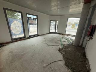 Commercieel gelijkvloers op absolute toplocatie.<br /><br />Het gelijkvloers is gelegen in een nieuw gebouw op wandelafstand van winkels, openbaar vervoer, restaurants,...<br /><br />De ruimte geniet een oppervlakte van +/- 40 m² en is in casco staat. Algemene onkosten: € 50 per maand.<br />Ruime kelderberging. Onroerende voorheffing ten laste van de huurder
