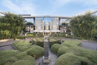 Aan de Sneeuwbeslaan in Wilrijk vindt u een professionele werkomgeving in een groene, rustige setting. Dit gerenoveerde gebouw maakt een vlotte bedrijfsvoering mogelijk dankzij de bereikbaarheid en kantoorfaciliteiten. <br /><br />Highlights: <br />- Oppervlakte van 64 m²<br />- Strategische ligging nabij E19, A12 en de Antwerpse ring<br />- Parkeerplaats met 20 EV-laders (€630/jaar) <br />- Kantoren met airconditioning, LED-verlichting en opengaande ramen<br />- Aanwezigheid van gemeenschappelijke receptie en cateringmogelijkheden<br />- Duurzaamheid dankzij zonnepanelen en LED-sensoren<br />- Mogelijkheid tot huur van vergaderzalen en archiefruimtes<br /><br />Interesse? Neem dan snel contact op! <br /><br />EPC: X