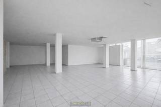 RUIME TOONZAAL van ca. 453 m², gelegen op een VLOT BEREIKBARE LOCATIE te Lierde. Dankzij de ROYALE OPPERVLAKTE en PRAKTISCHE INDELING leent dit pand zich tot UITEENLOPENDE COMMERCIËLE of PROFESSIONELE DOELEINDEN zoals SHOWROOM, WINKELRUIMTE of POLYVALENTE INVULLING. Een absolute troef zijn de RUIME PARKEERMOGELIJKHEDEN voor het gebouw, wat zorgt voor extra COMFORT VOOR KLANTEN EN PERSONEEL. Via de centrale inkom betreedt u de UITGESTREKTE TOONZAALRUIMTE met tal van INRICHTINGSMOGELIJKHEDEN. Achterliggend bevinden zich verschillende bergruimtes, een aparte toiletruimte, een keuken en een bureauruimte, wat het geheel FUNCTIONEEL en VEELZIJDIG maakt. Bovendien beschikt het pand over een GUNSTIG EPC-LABEL C.<br /><br />Adres: Hoogstraat 57 te Lierde<br /><br />EPC: Label C, G-score A en P-score B, Geen renovatieverplichting van toepassing